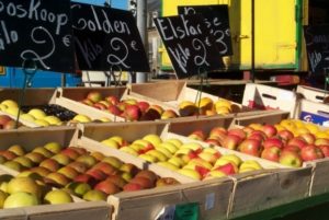 Étal de pommes diverses