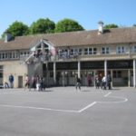 Cour du collège privé Sainte Marie avec des enfants