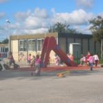 Cour de l'école maternelle du Quesnay avec des enfants qui jouent