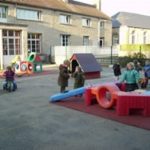 Cour de l'école maternelle Sainte Marie-Madeleine avec des enfants