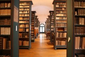 Perspective de la salle du fond ancien avec ses grandes étagères remplis de vieux livres