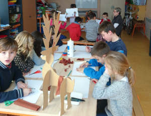 Enfants en atelier d'art plastique