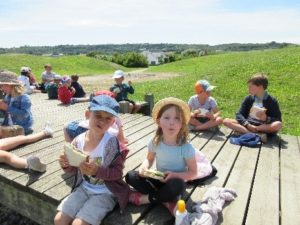 Enfants à l'extérieur à l'heure du pic-nic