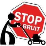 Pictogramme d'un personnage poussant une tondeuse à gazon avec, en fond, un panneau de signalisation rouge avec le texte "STOP AU BRUIT"