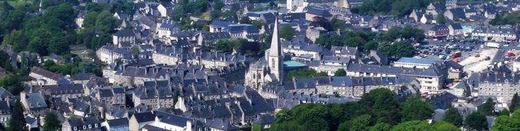 Vue aérienne de la ville de Valognes avec l'église Saint-Malo au centre