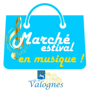 Logo du marché estival en musique. Représentation d'un cabas bleu ciel avec une clé de sol dorée et le logo "Ville de Valognes" en dessous.