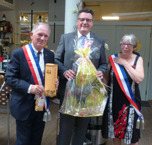 Tim Grüttemeier entouré de la délégation municipale de Valognes