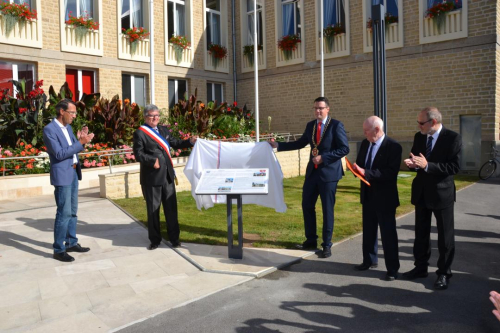 Dévoilement plaque jumelage devant l'Hôtel de Ville de Valognes