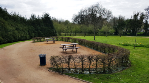 Tables et bancs au Parc des Cordeliers
