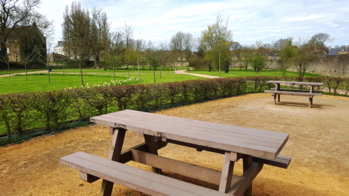 Tables et bancs au Parc des Cordeliers