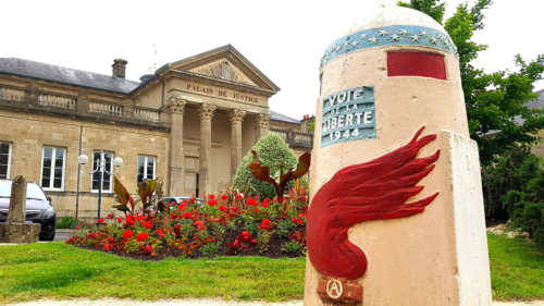 Palais de Justice et borne kilométrique "Voie de la liberté - 1944"