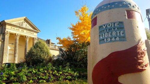 Palais de Justice et borne kilométrique "Voie de la liberté - 1944"