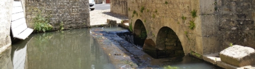 Cour d'eau passant sous deux arches